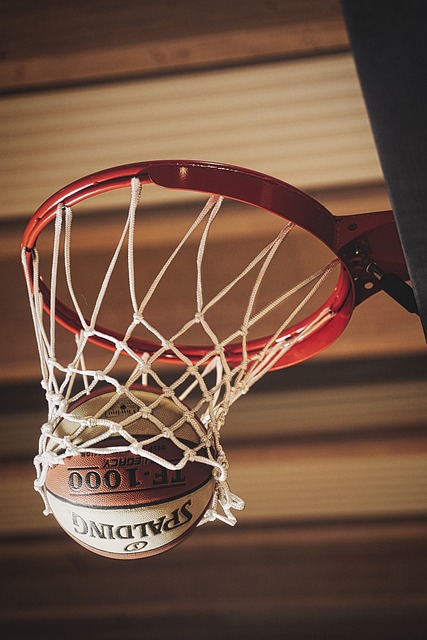 Image d'un ballon de basket passant dans un panier